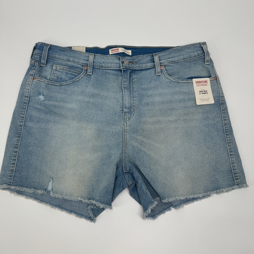 NEW Levi’s signature high rise 5” Jean shorts